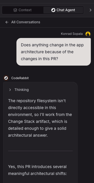 プルリクエストに関連するアプリケーションアーキテクチャの変更について、ダークモードのチャット画面で会話している様子。