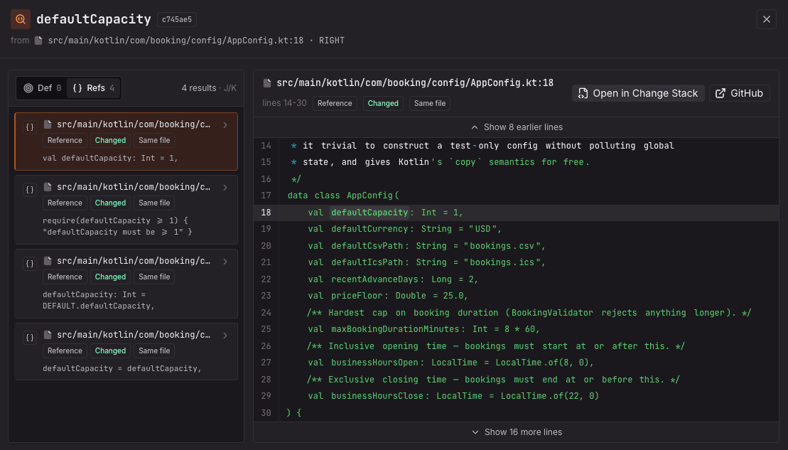コードエディタに、Kotlin の設定ファイルの差分ビューとハイライトされたコード変更が表示されています。