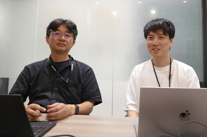 取材に応じる株式会社アダコテック プロダクト開発部の伊部卓秀さんと瀧瀬航佑さん