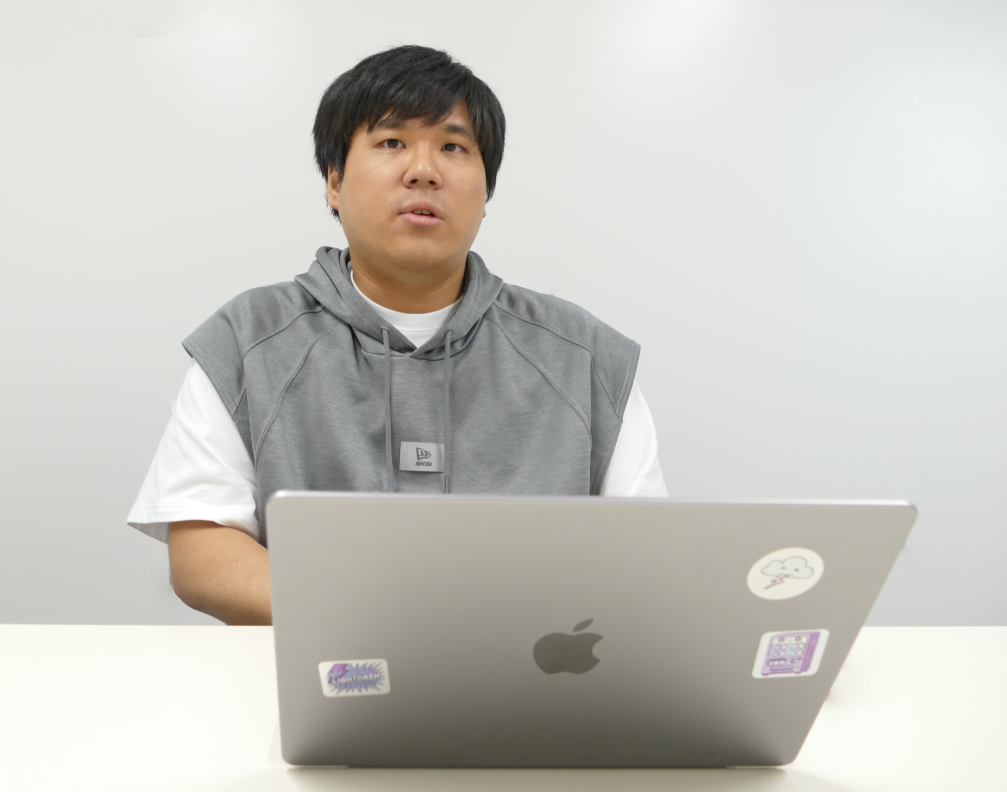 ノートパソコンに向かって話すUbie株式会社 データエンジニアの由川さん