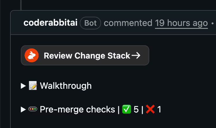 GitHubのbotコメント。「Review Change Stack」ボタンと、失敗したマージ前チェックが表示されている。